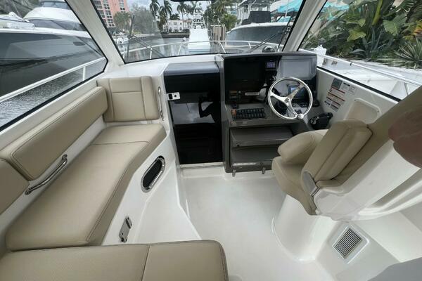 Pursuit 34 AUDACIOUS - Helm