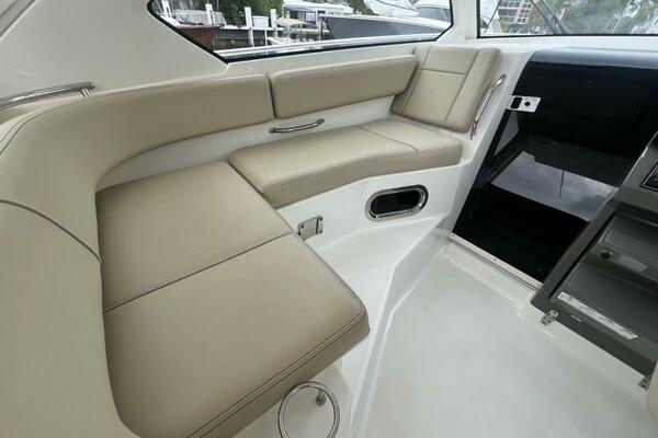 Pursuit 34 AUDACIOUS - Helm Seating 