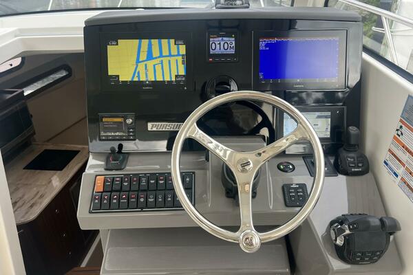 Pursuit 34 AUDACIOUS - Helm