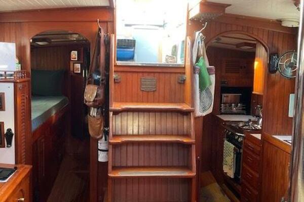 V42 Campnionway From Salon