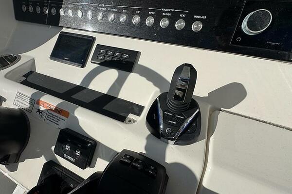 Temp Tag 31ft Regulator Yacht For Sale