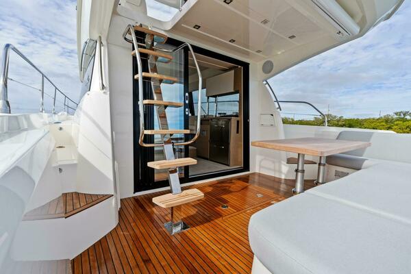 2024 42 Prestige Flybridge - Cockpit