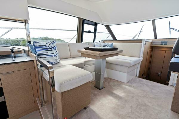 2024 42 Prestige Flybridge - Dinette