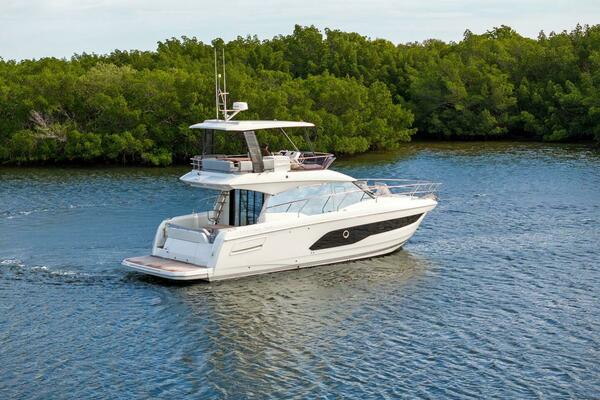2024 42 Prestige Flybridge - Profile