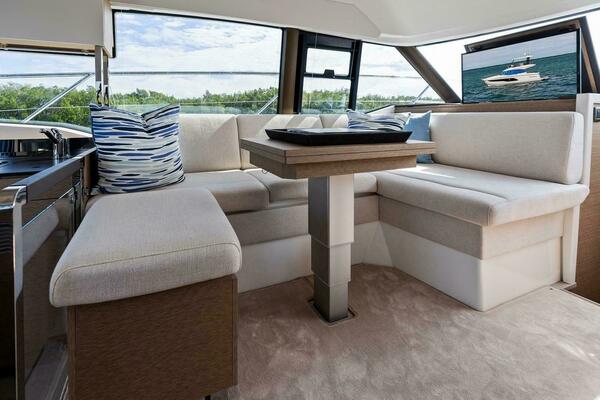 2024 42 Prestige Flybridge - Dinette