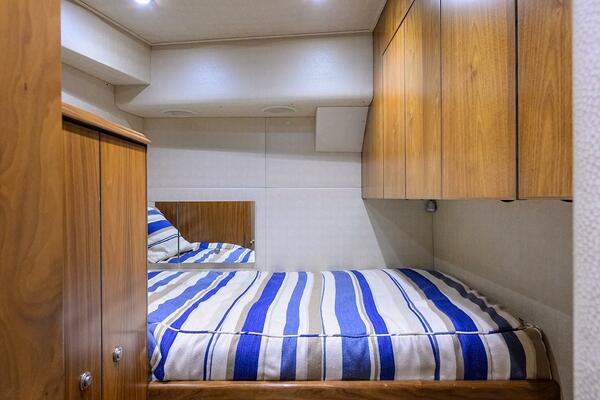 Viking  92 SPECULATOR - Crew Quarters