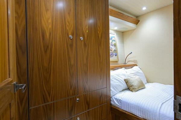 Viking  92 SPECULATOR - Guest Stateroom Midship Port