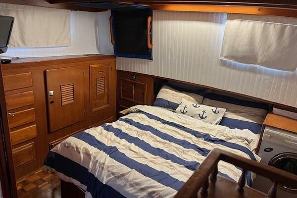 44' Marine Trader Master Stateroom