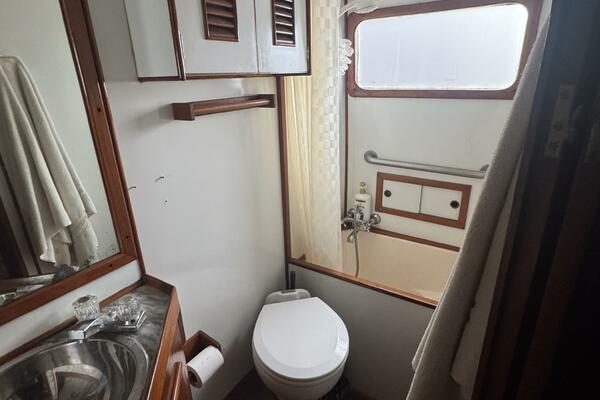 44' Marine Trader Master Head