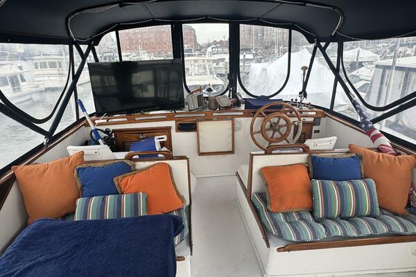 44' Marine Trader Flybridge Fwd