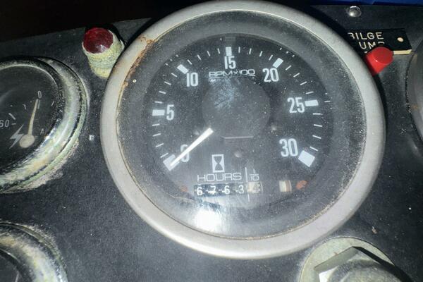 44' Marine Trader Salon Helm - Starboard Engine