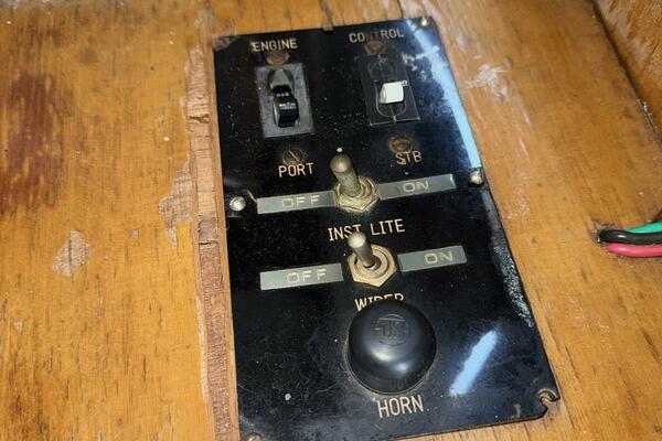 44' Marine Trader Salon Helm Controls