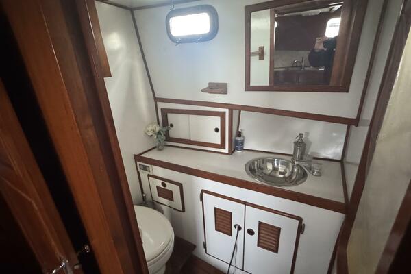 44' Marine Trader Guest Head