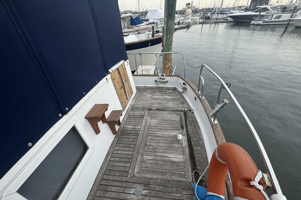 44' Marine Trader Aft Deck