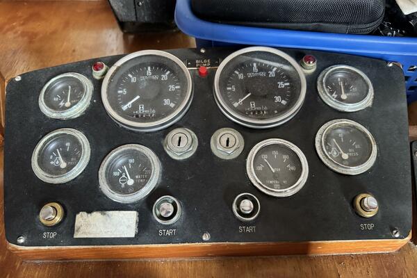44' Marine Trader Salon Helm Instrument Cluster 