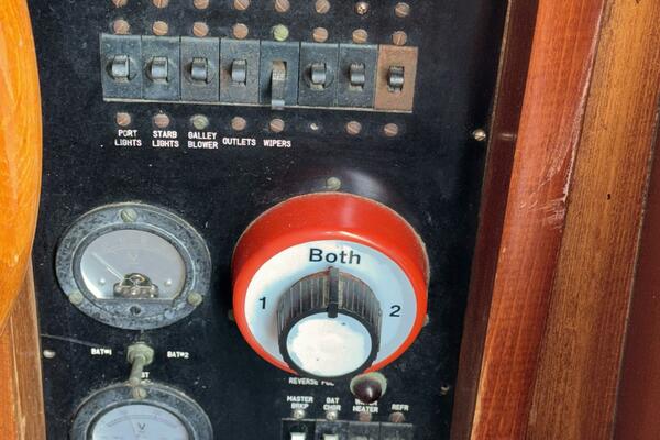 44' Marine Trader Salon Helm Electrical Console