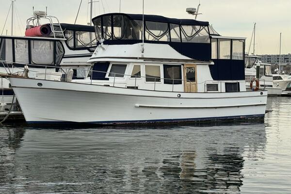 44' Marine Trader Port Profile