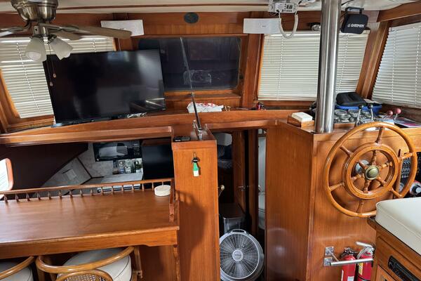 44' Marine Trader Counter / Salon Helm