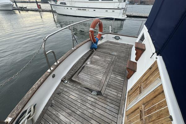 44'Marine Trader Aft Deck 