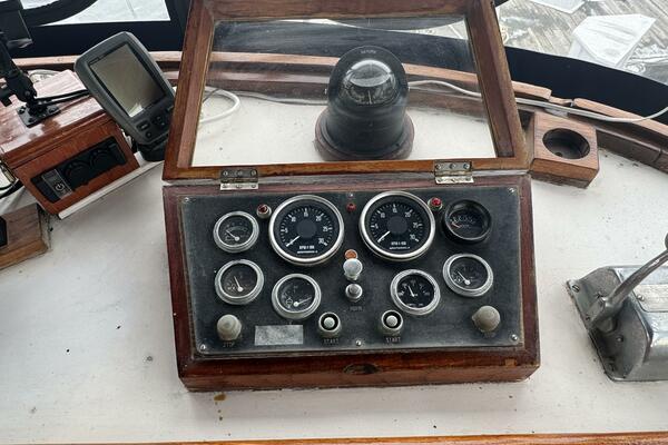 44' Marine Trader Flybridge Helm Instrument Console