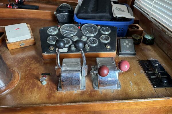 44' Marine Trader Salon Helm Controls Console