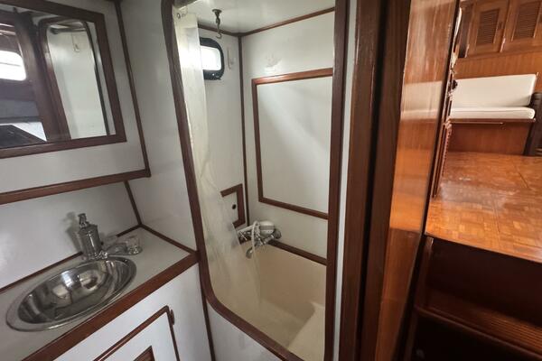  44' Marine Trader Guest Head 