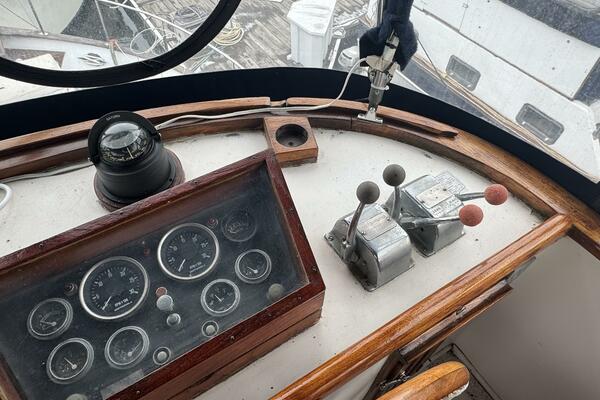 44' Marine Trader Flybridge Helm Controls