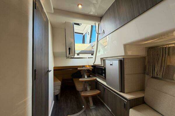 Sea Ray 320 Outboard Yacht For Sale