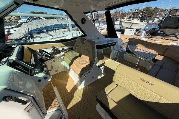 Sea Ray 320 Outboard Yacht For Sale