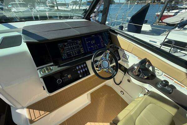 Sea Ray 320 Outboard Yacht For Sale