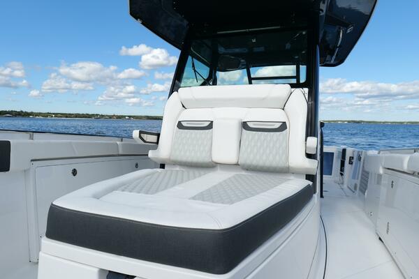 Blackfin 332 CC - Forward Seating