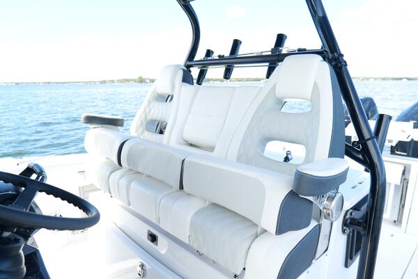 Blackfin 332 CC - Helm Station Seating