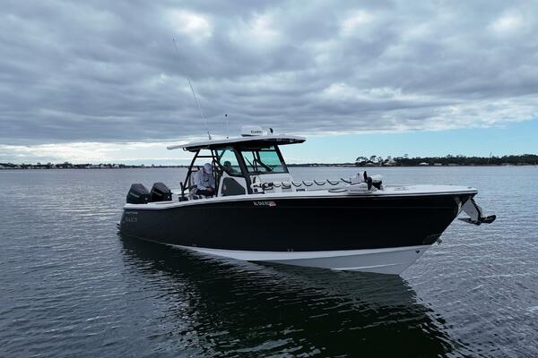 Blackfin 332 CC - Starboard Bow Profile