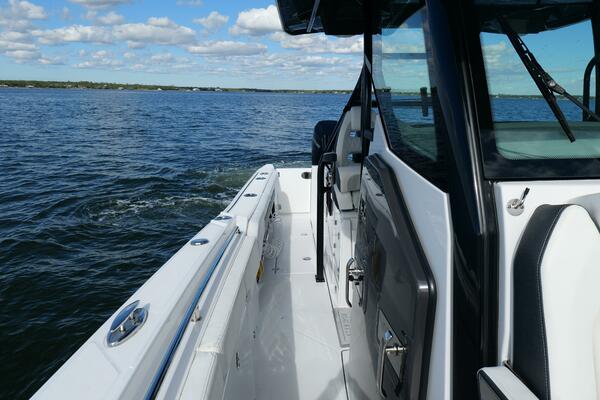 Blackfin 332 CC - Starboard Deck
