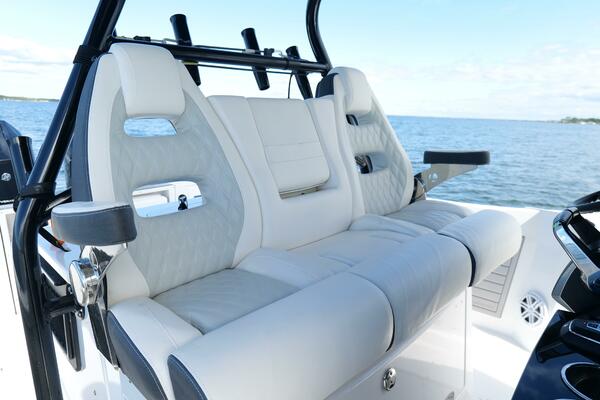 Blackfin 332 CC - Helm Station Seating