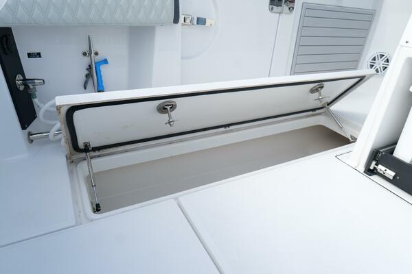 Blackfin 332 CC - Cockpit Storage