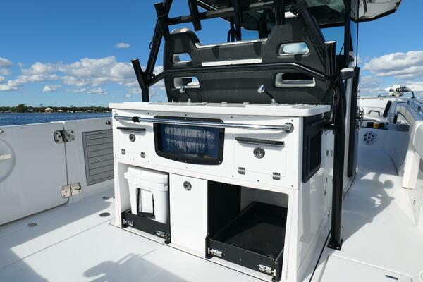 Blackfin 332 CC - Cockpit Livewell