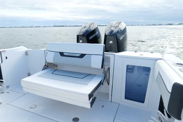 Blackfin 332 CC - Cockpit Seating