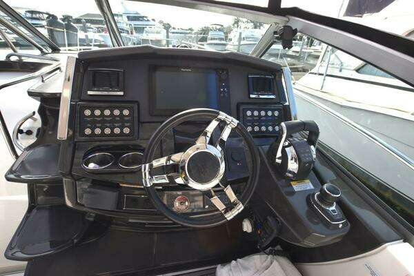 Monterey 355 Sport Yacht Yacht For Sale