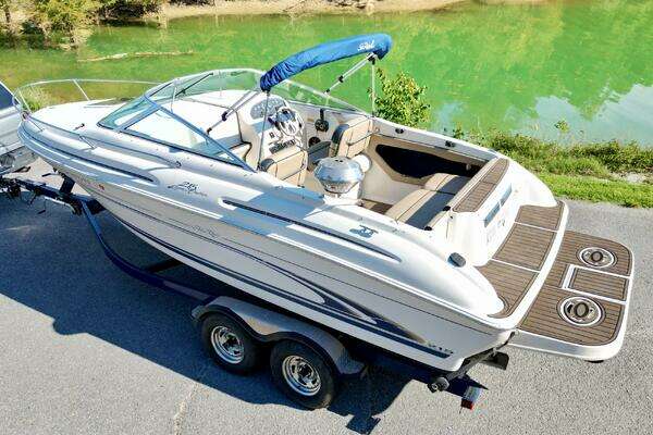 Photo of the 1999 Sea Ray 215 Express Cruiser