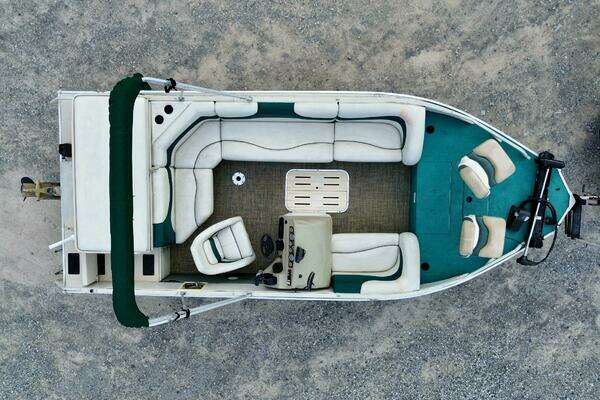 Photo of the 2002 Sun Tracker Party Deck 21