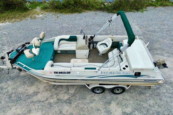 Photo of the 2002 Sun Tracker Party Deck 21