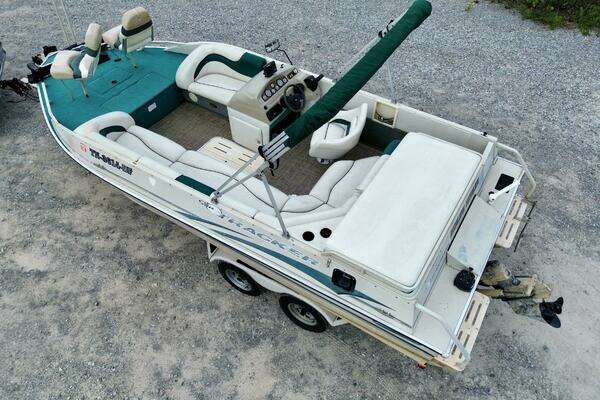 Photo of the 2002 Sun Tracker Party Deck 21