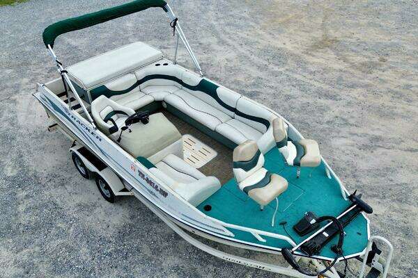 Photo of the 2002 Sun Tracker Party Deck 21