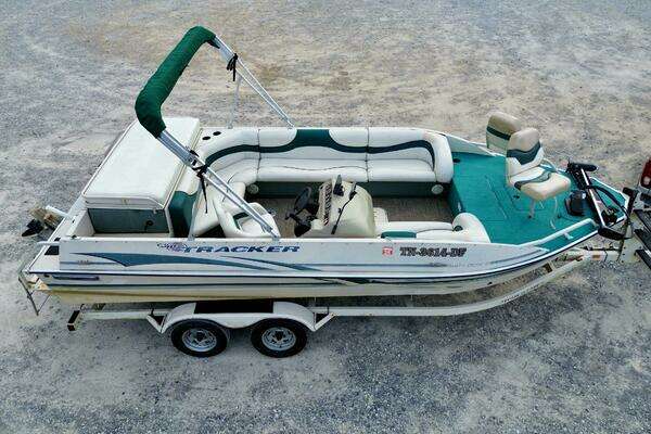 Photo of the 2002 Sun Tracker Party Deck 21