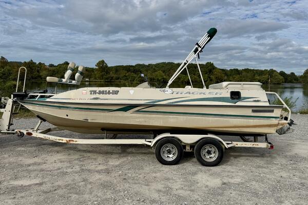 21ft Sun Tracker Yacht For Sale