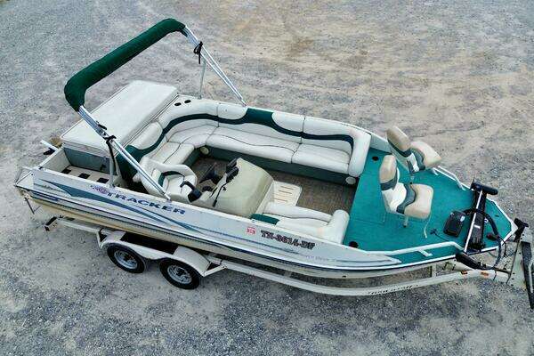 Photo of the 2002 Sun Tracker Party Deck 21