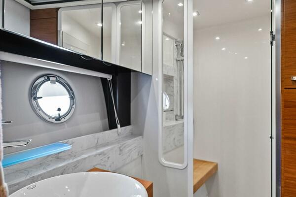 2016 Tiara Yachts 50 Flybridge - Head