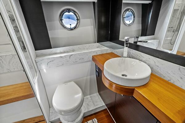 2016 Tiara Yachts 50 Flybridge - Head