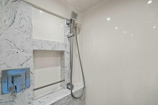 2016 Tiara Yachts 50 Flybridge - Head